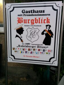 Schild der Gaststätte "Burgblick" in Saaleck, in der neben den Studentenverbindungen wiederholt auch die NPD zu Gast ist