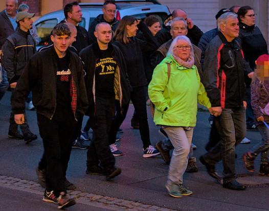 Benny Franke (1.v.l.), Ian (2.v.l.) und Sophie Bütow (oben 1.v.r.) bei der Montagsdemo am 26.9.2022 in Kahla (Foto: Mirko Bratypus)