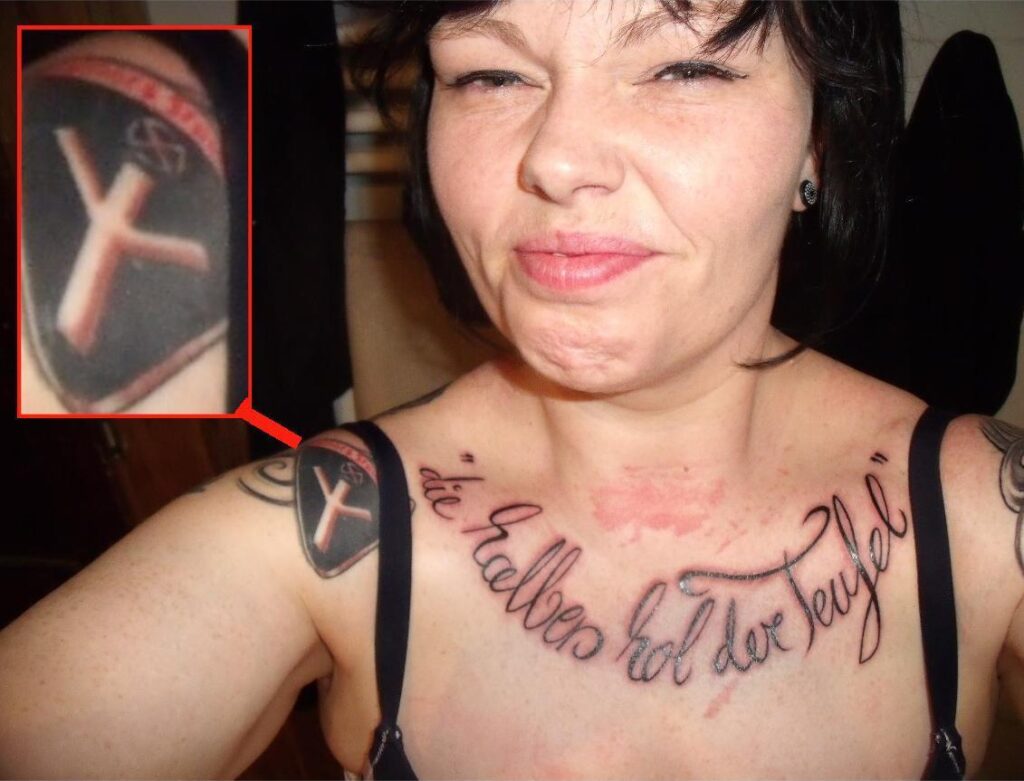 Katja Bütow 2012 mit Hakenkreuz-Tattoo und dem Brusttattoo „Die Halben hol' der Teufel“, ein Bezug auf einen Wehrmachtskämpfer aus einem Roman (Bild: Facebook)