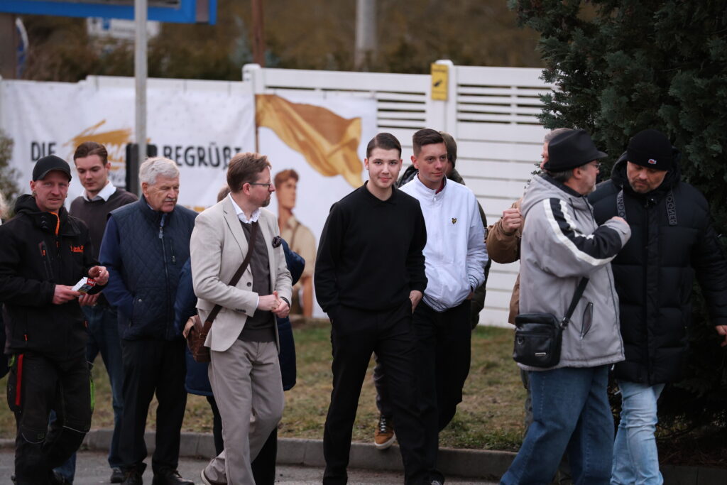 Foto von mehreren Personen bei der Büroeröffnung in Gera. Darunter Etienne Klupp, Justin und Anthony Scholz.