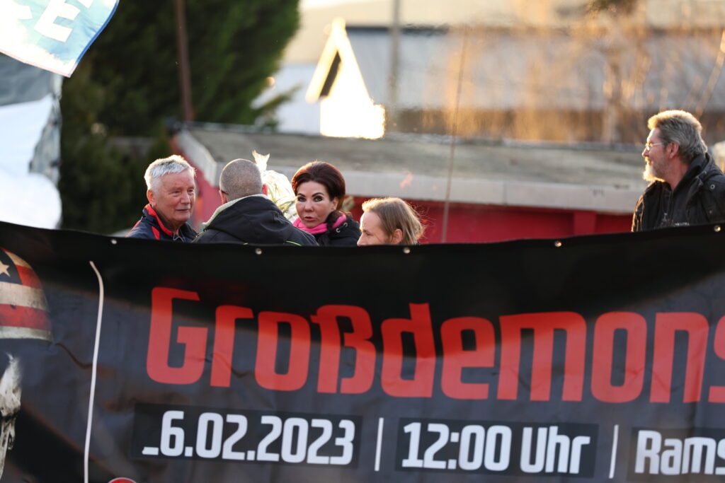 Foto auf dem u.a. Nadine Heiner zur Büroeröffnung zu sehen ist. In der Hand hält sie ein Geschenk.