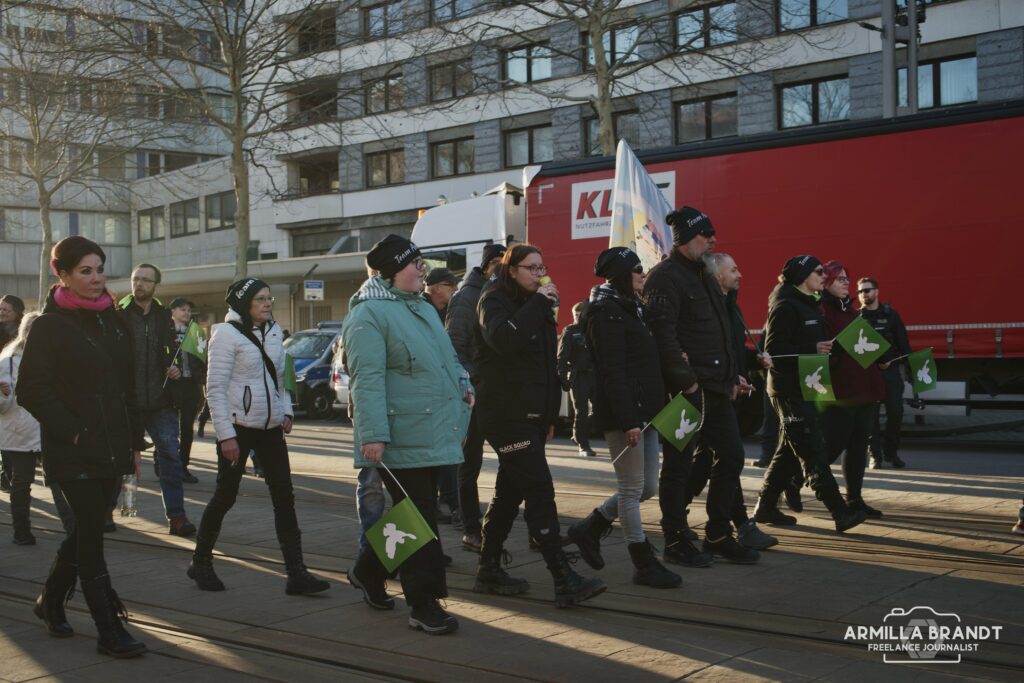 Foto auf dem Nadine Heiner auf einem extrem rechten Aufmarsch in Chemnitz zu sehen ist.