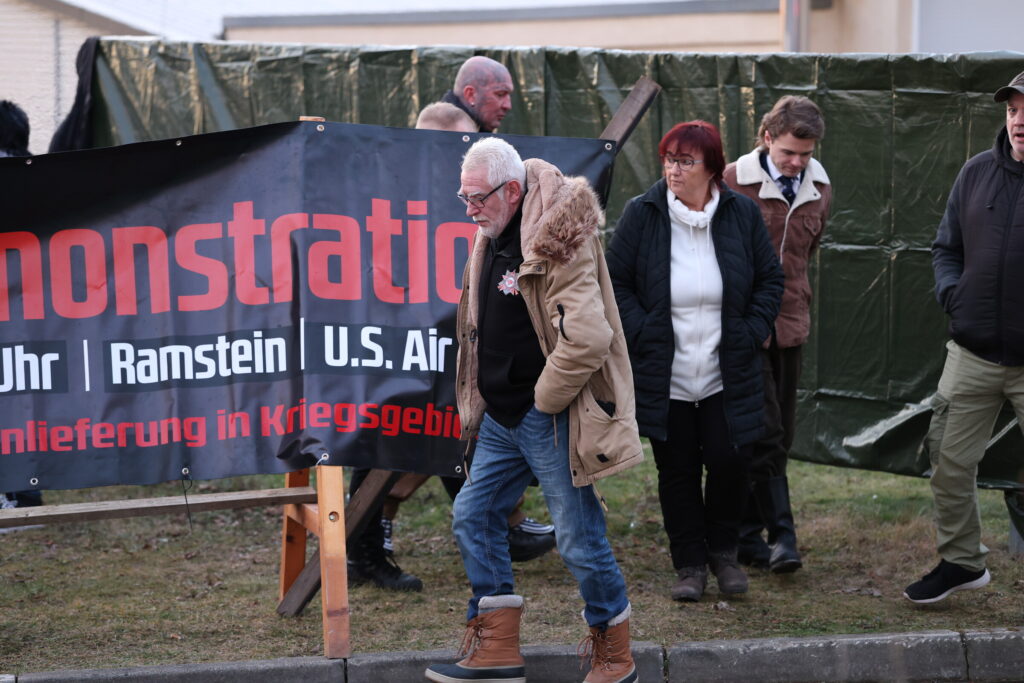 Hans-Peter Berger in einem Pullover der russischen „Nachtwölfe“ am 30. Januar 2025 zur „Heimat“-Büroeröffnung in Gera