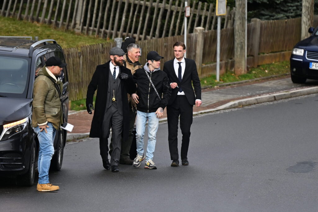 Foto auf dem Christian Klar, Carlo Hüfner, Frank Rennicke, Ole Scholz und Etienne Klupp bei der Anreise zum Bundesparteitag der "Heimat" am 23.11.2024 in Bernsdorf zu sehen sind.