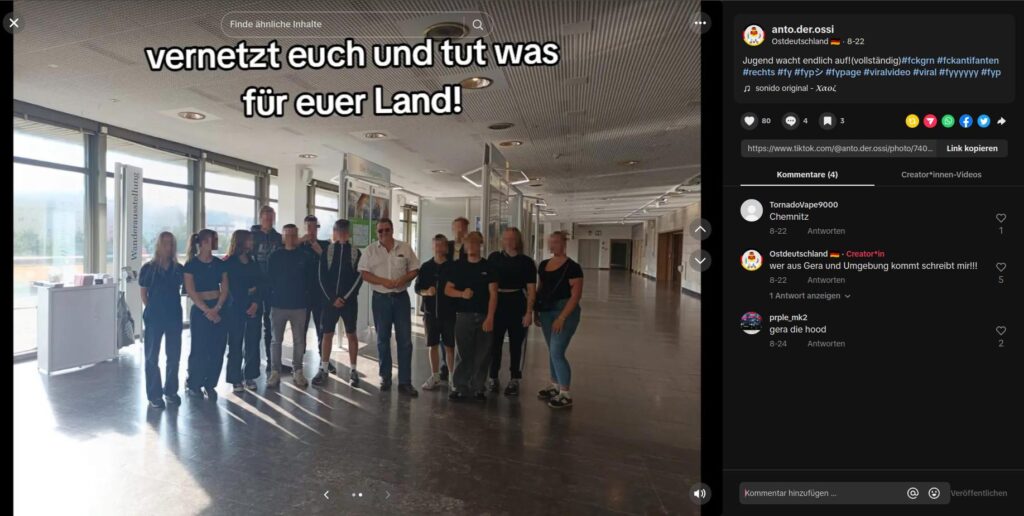 Gruppenfoto der Gerschen Jugend mit Stephan Brandner bei einem Parlamentsbesuch. Alle Jugendlichen sind verpixelt, viele zeigen eine Faust. Der Urheber des Beitrags, Anthony Scholz, hat den Schriftzug "vernetzt euch und tut was für euer Land!" hinzugefügt.