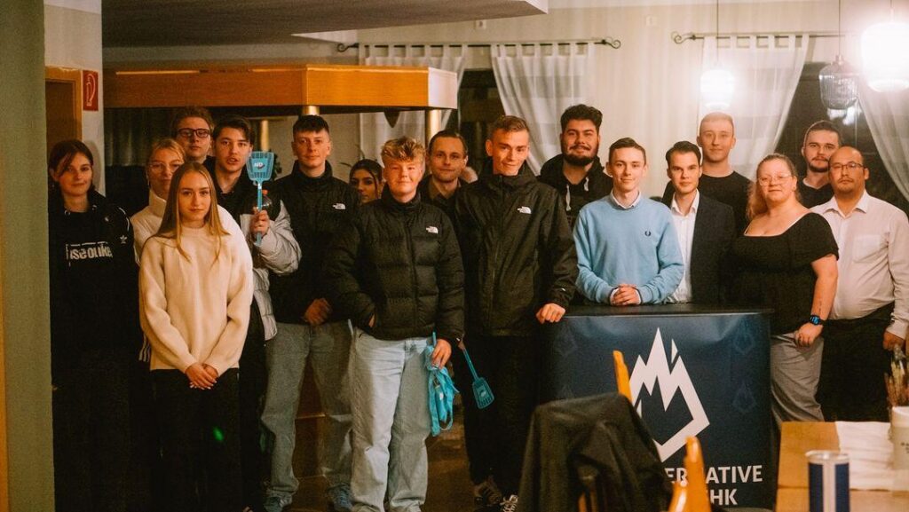 Gruppenfoto von wenigen JA-Aktivisten mit ca. 12 Jugendlichen der "Gerschen Jugend"