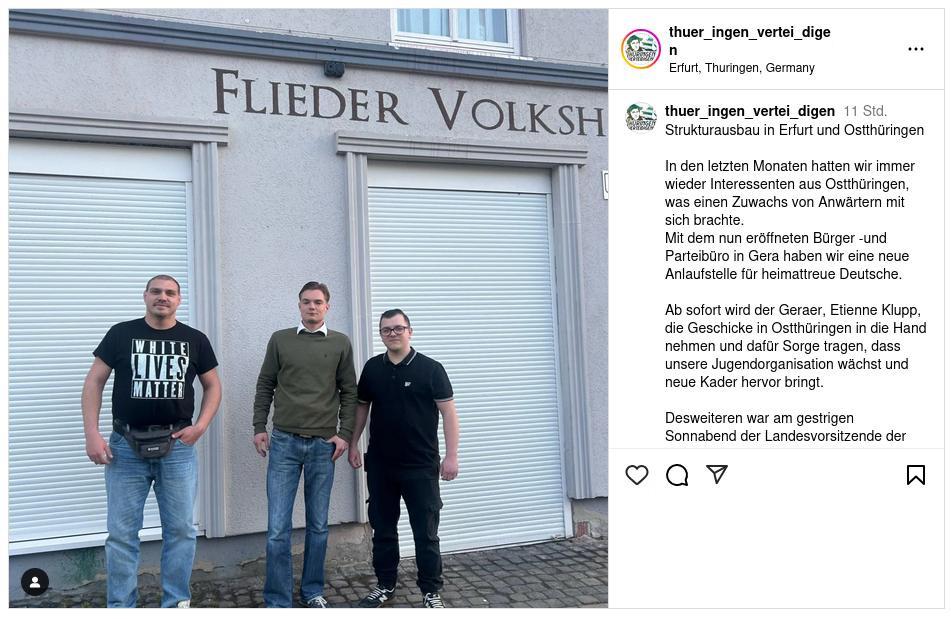 Instagram-Screenshot von dem JN-Profil "thuer_ingen_vertei_digen". Etienne Klupp steht mit Max-Joseph Matthieß und einem weiteren JN-Aktivisten vor der "Heimat"-Zentrale in Eisenach, dem "Flieder Volkshaus". Im Beitragstext wird Etienne Klupps Verantwortung für den Strukturaufbau in Ostthüringen erklärt.