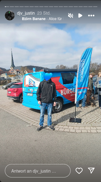 Man sieht den Instagram-Nutzer djv_justin in Camburg vor einem AfD-Wahlkampfstand. Unterlegt ist der Beitrag mit dem Song "Alice für Deutschland" von Björn Banane.
