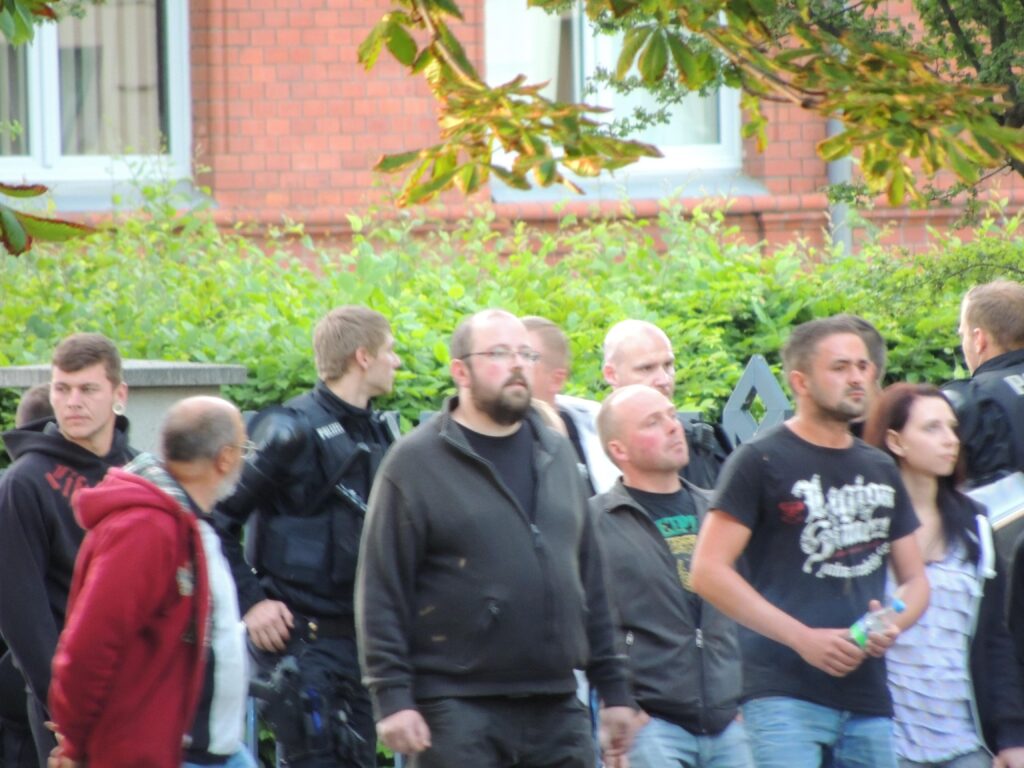 Timo Richter (4.v.r) in Gera am 15.06.2015 bei Thügida