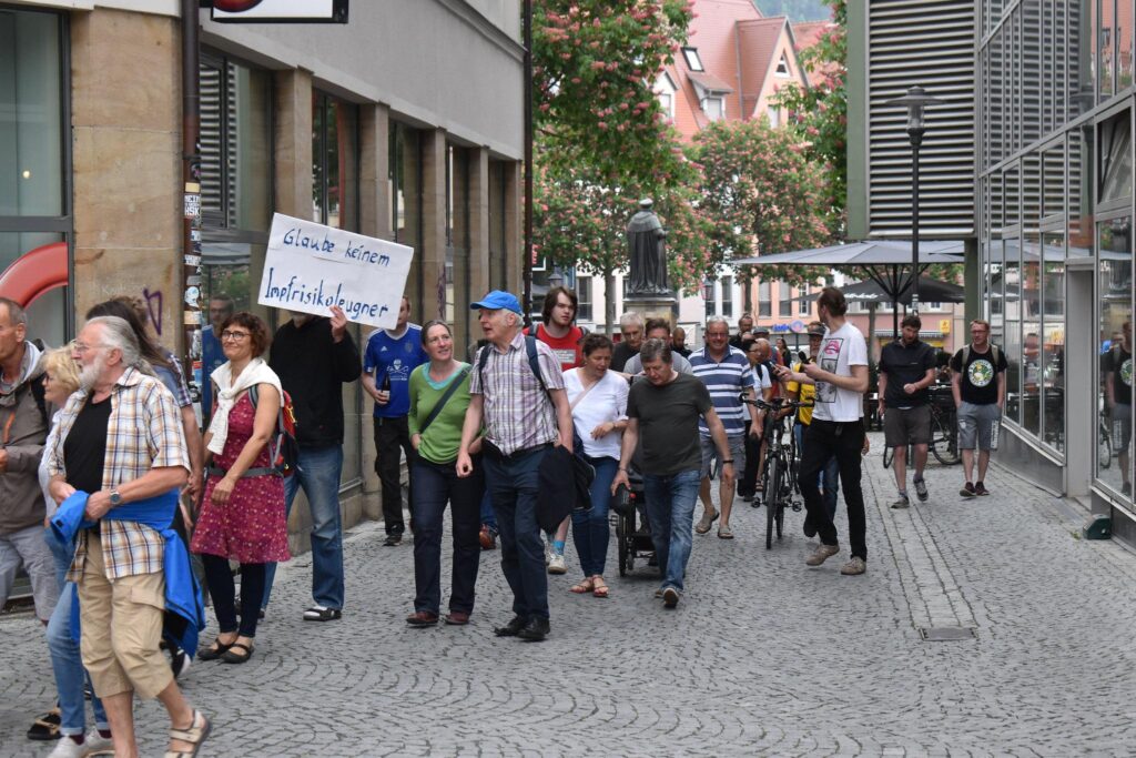 Vögten (im roten Kleid) in Jena am 16.05.2022 (Bild: Mirko Bratypus)