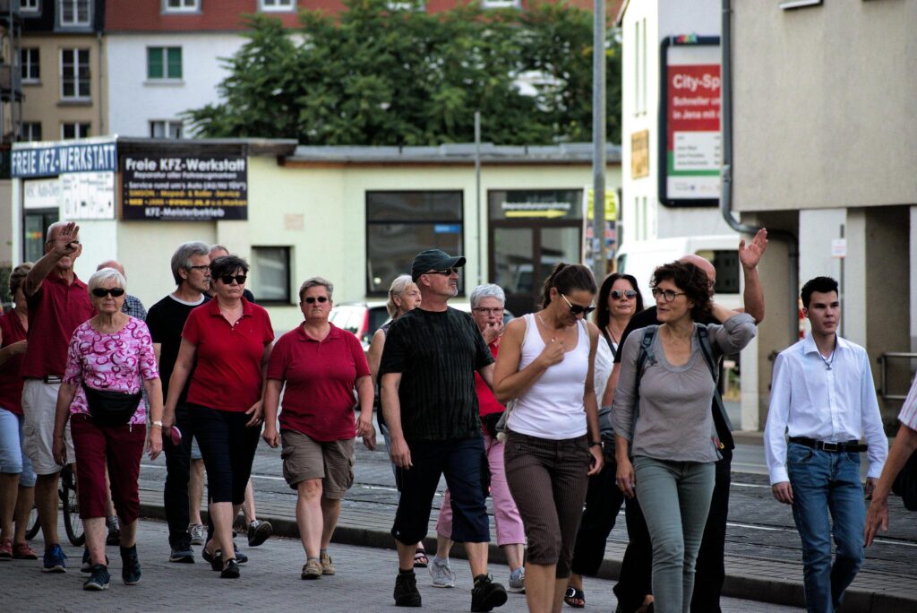 Vögten (2.v.r.) in Jena am 01.08.2022 neben dem AfD-Jugendaktivisten Dante Riedel (1.v.r) (Bild: Mirko Bratypus)