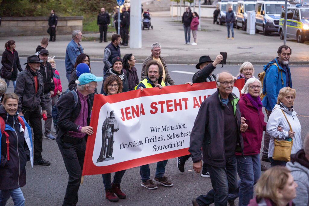 Ramona Vögten (Am Transpi mit Brille) am 03.10.2022 in Gera, (Bild: Dani Luiz)