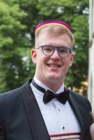 Porträtbild von Sebastian Manke in Couleur der Burschenschaft Germania Jena