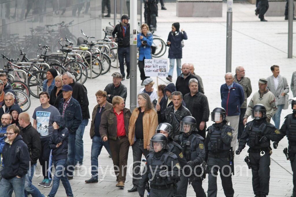 Timo Richter (hinten in schwarzen Hoodie) mit Wilhelm Tell (2.v.r) bei der Demo der „Offensive für Deutschland“ in Leipzig am 26.09.2015 (Bild: Lukas Beyer)