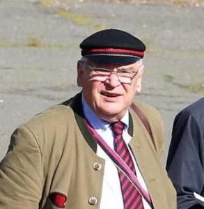 Porträtbild von Ulrich Böttcher auf dem dieser Band und Mütze der Burgkeller Burschenschaft trägt.