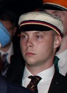 Porträtbild von Henning Eggers auf dem dieser eine Mütze der Burschenschaft Germania Jena trägt.