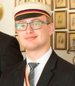 Porträtbild von Florian Ockenfels in Couleur der Burschenschaft Germania Jena