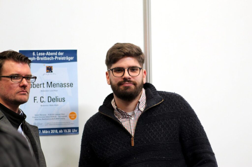 Foto von der Leipziger Buchmesse 2018 auf dem Henning Kläfker und Philipp Stein nebeneinander zu sehen sind.