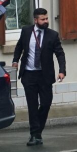 Porträtbild von Thomas Brendel auf dem dieser das Band der Burgkeller-Burschenschaft trägt.