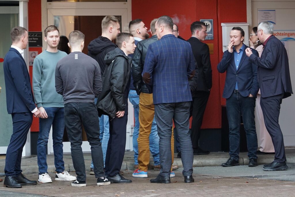 Foto von Mitgliedern der AfD und "Generation Deutschland" vor dem Hotel Tanne in Ilmenau. Unter anderem Niklas Aust und Denny Jankowski rauchen rechts im Bild.