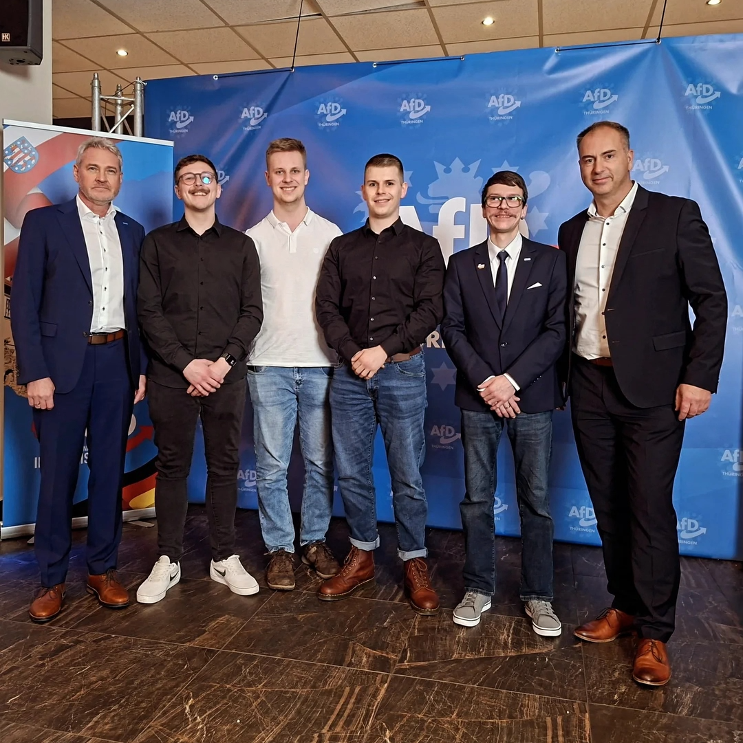 Gruppenfoto der Mitglieder der "Generation Wartburgkreis" vor AfD-Wänden. 