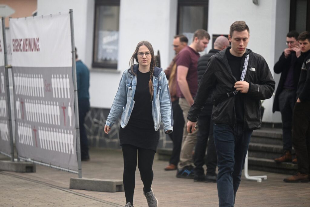 Foto von Carolin Lichtenheld und Alexander Töpfer, die zusammen in Richtung Kamera laufen 