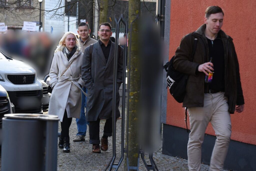 Anreise zur Gründung der Thüringer „Generation Deutschland“ am 17.1.2026 in Ilmenau: Man sieht Sophie Neubauer mit blondem, offenen Haar und hellem Mantel, Jason Schröder mit dunkler Scheitelfrisur und Jeans, Leonardo Lekhi mit Schnauzbart und grauem Mantel und Alexander Töpfer mit Kurzhaarfrisur und brauner Jacke 