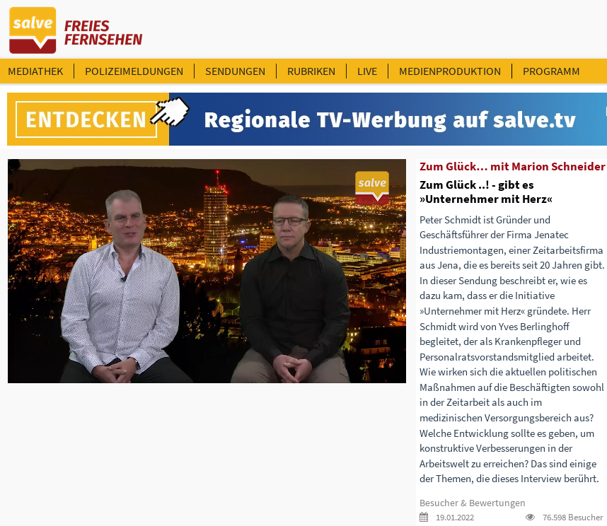 Peter Schmidt und Yves Berlinghoff sitzen im Studio von Salve TV, im Hintergrund wird die Jenaer Innenstadt bei Abendlicht eingeblendet. Rechts daneben steht der Titel "Zum Glück...! - gibt es "Unternehmer mit Herz"