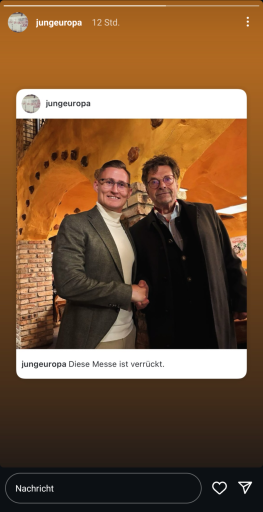 Screenshot einer Insta-Story des Jungeuropa-Verlages mit orangenem Hintergrund. Kaiser und Dehm geben sich die Hand und sehen in die Kamera. Das Bild ist unterschrieben mit : Diese Messe ist verrückt.